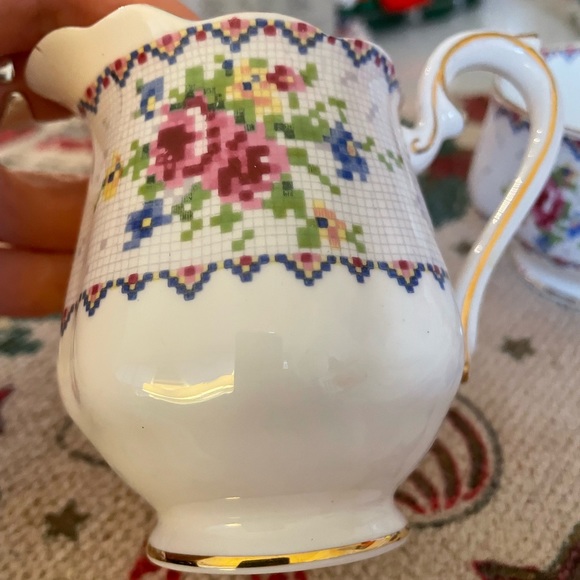 Mint Condition. Royal Albert Cream and Sugar Set. - Picture 4 of 7